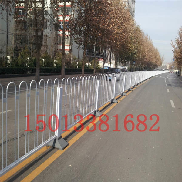防爬穿插式道路護(hù)欄定做 廣州白色實(shí)心鋼乙型護(hù)欄