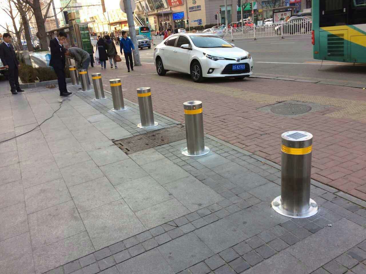 大連市甘井子區(qū)某機(jī)關(guān)單位項(xiàng)目升降柱案例 - 中出網(wǎng)-智能出入口門戶