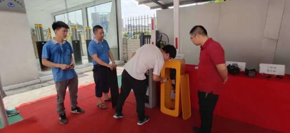 晶源門控硬件總工程師李坤代表研發(fā)部向測評見證官程子勛秘書長逐一講解