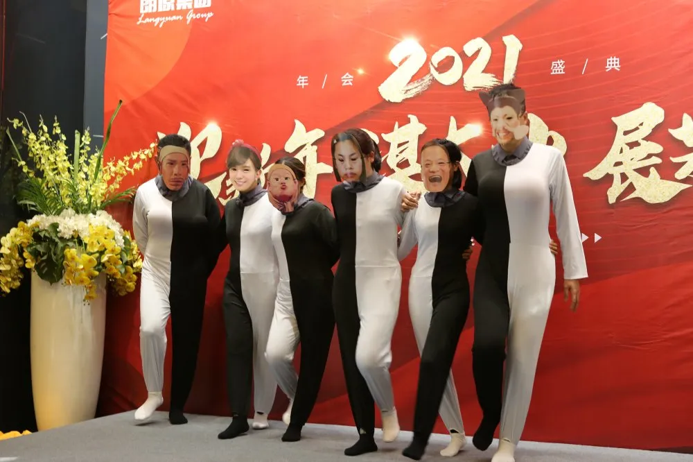 聯(lián)歡晚會，各展芳華
