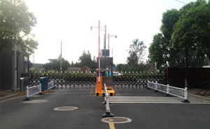 鹽城工學(xué)院大學(xué)停車(chē)場(chǎng)系統(tǒng)案例 - 中出網(wǎng)-智能出入口門(mén)戶