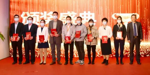 狄耐克董事長、總經(jīng)理繆國棟先生為公司優(yōu)秀團(tuán)隊(duì)頒獎