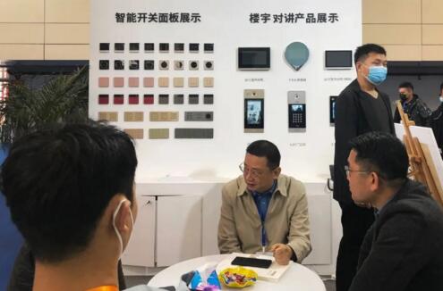 展會現(xiàn)場｜狄耐克營銷總監(jiān)趙宏為客戶講解公司產品