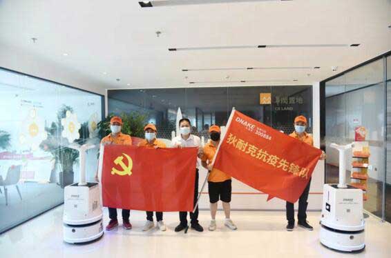 狄耐克黨支部副書記、副總經理黃發(fā)揚（左三）出席捐贈儀式