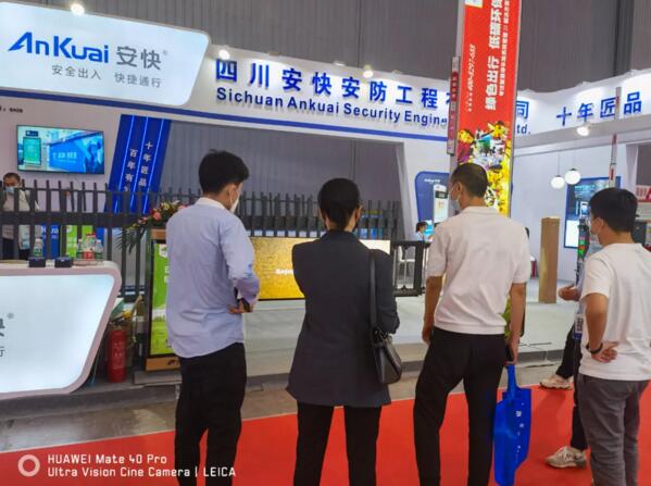 D209大型燈箱廣告道閘以無邊燈箱廣告工藝驚艷全場，備受矚目