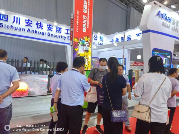 D206LED廣告道閘前人潮絡(luò)繹不絕，戶外高清LED，出彩性能