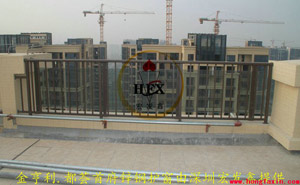 深圳金享利鋅鋼陽(yáng)臺(tái)護(hù)欄案例 - 中出網(wǎng)-智能出入口門戶
