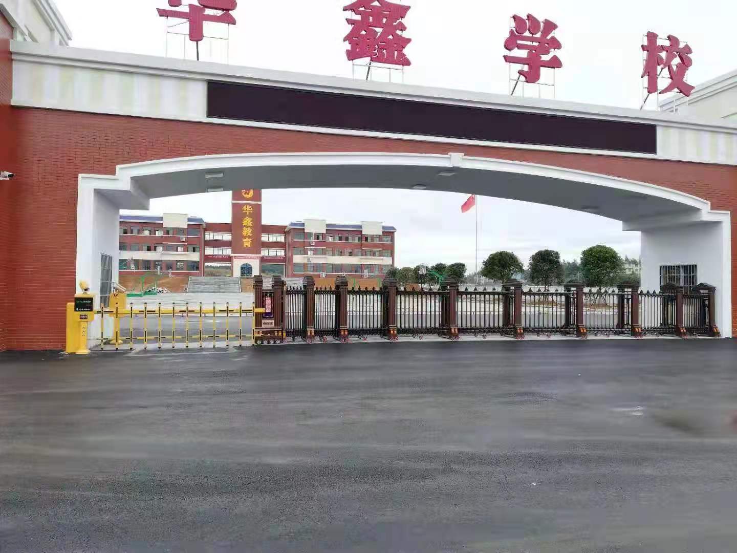 金碧輝煌工程案例 - 中出網-智能出入口門戶