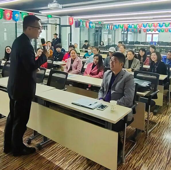 陳樂老師現(xiàn)場為員工進(jìn)行了身體健康的自我檢查操作演示