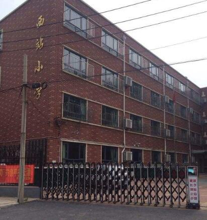 天津市紅橋區(qū)西站小學迎來天津出安智能伸縮門！   