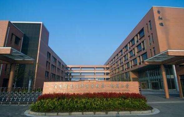 南通出安智能電動伸縮門亮相在江蘇省南通師范學校第一附屬小學大門口