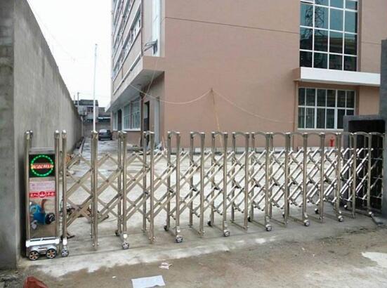 金華出安智能電動伸縮門安裝在金華市建設(shè)技工學校大門口