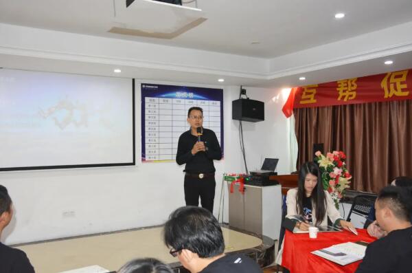榮高門窗第九屆新商特訓(xùn)營(yíng)在榮高資深導(dǎo)師萬(wàn)超老師的帶領(lǐng)下進(jìn)入了激昂的開(kāi)班典禮