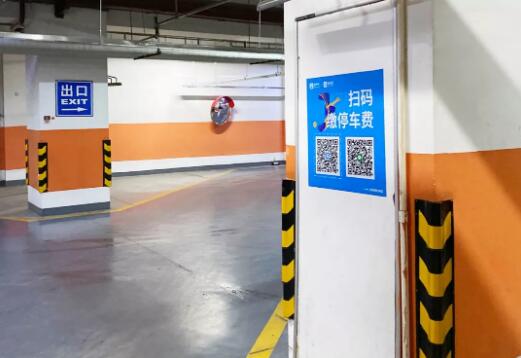 無牌車車主可掃描控制機上的動態(tài)二維碼，順利實現出入場。