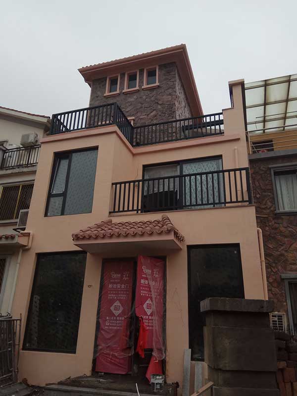 陽光福邸陽臺護(hù)欄案例 - 中出網(wǎng)-智能出入口門戶