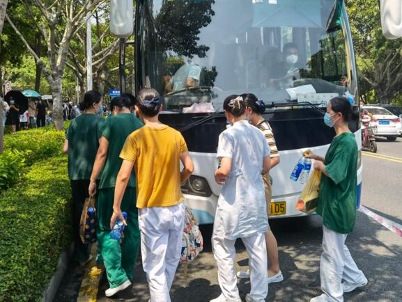 進社區(qū)，送溫暖