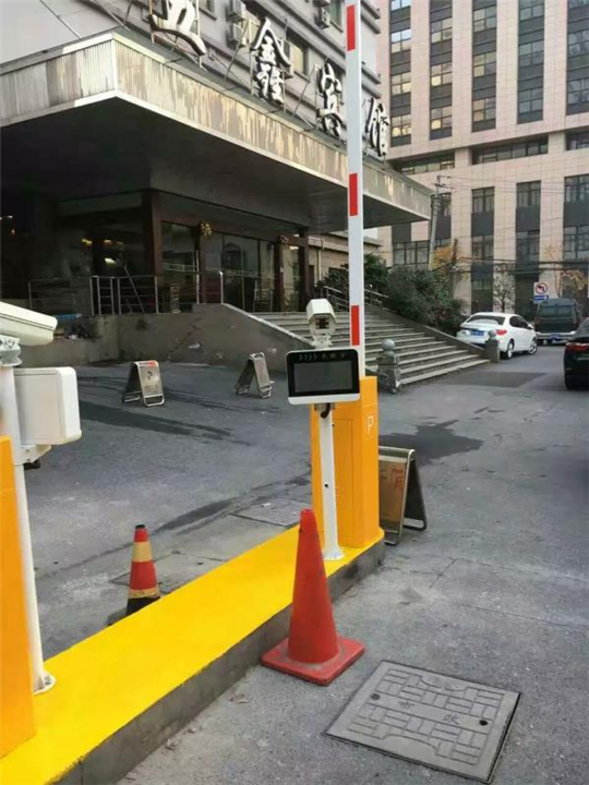 熱烈祝賀三明出安智能道閘進駐三明五鑫賓館