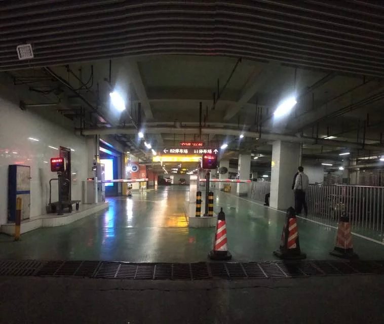 資陽萬達(dá)廣場(chǎng)車牌識(shí)別系統(tǒng)工程案例 - 中出網(wǎng)-智能出入口門戶