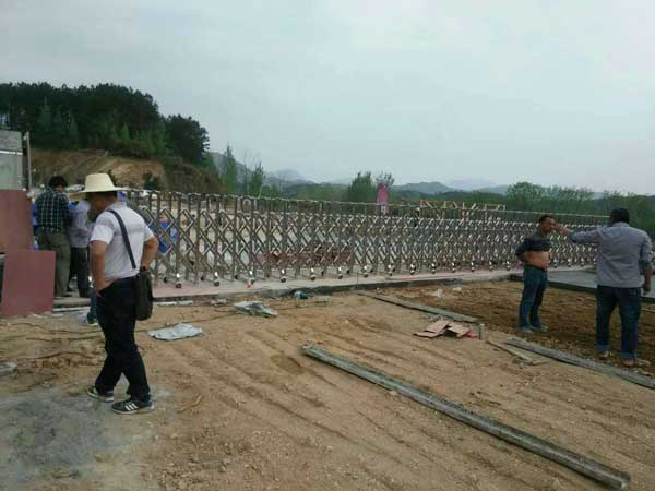 黃岡金泰國際廣場伸縮門案例 - 中出網-智能出入口門戶
