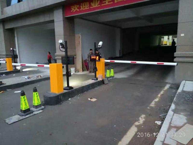 六盤水國貿(mào)廣場道閘案例 - 中出網(wǎng)-智能出入口門戶