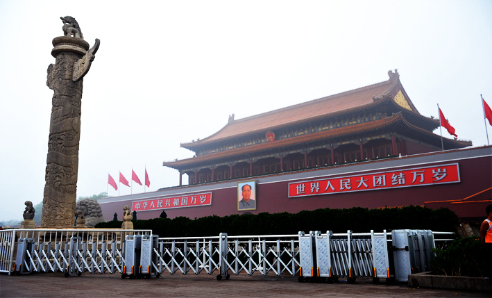 天安門廣場(chǎng)伸縮門工程案例 - 中出網(wǎng)-智能出入口門戶