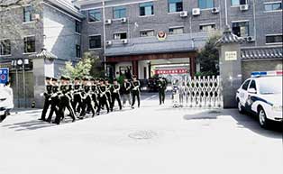 國(guó)旗護(hù)衛(wèi)隊(duì)伸縮門工程案例 - 中出網(wǎng)-智能出入口門戶