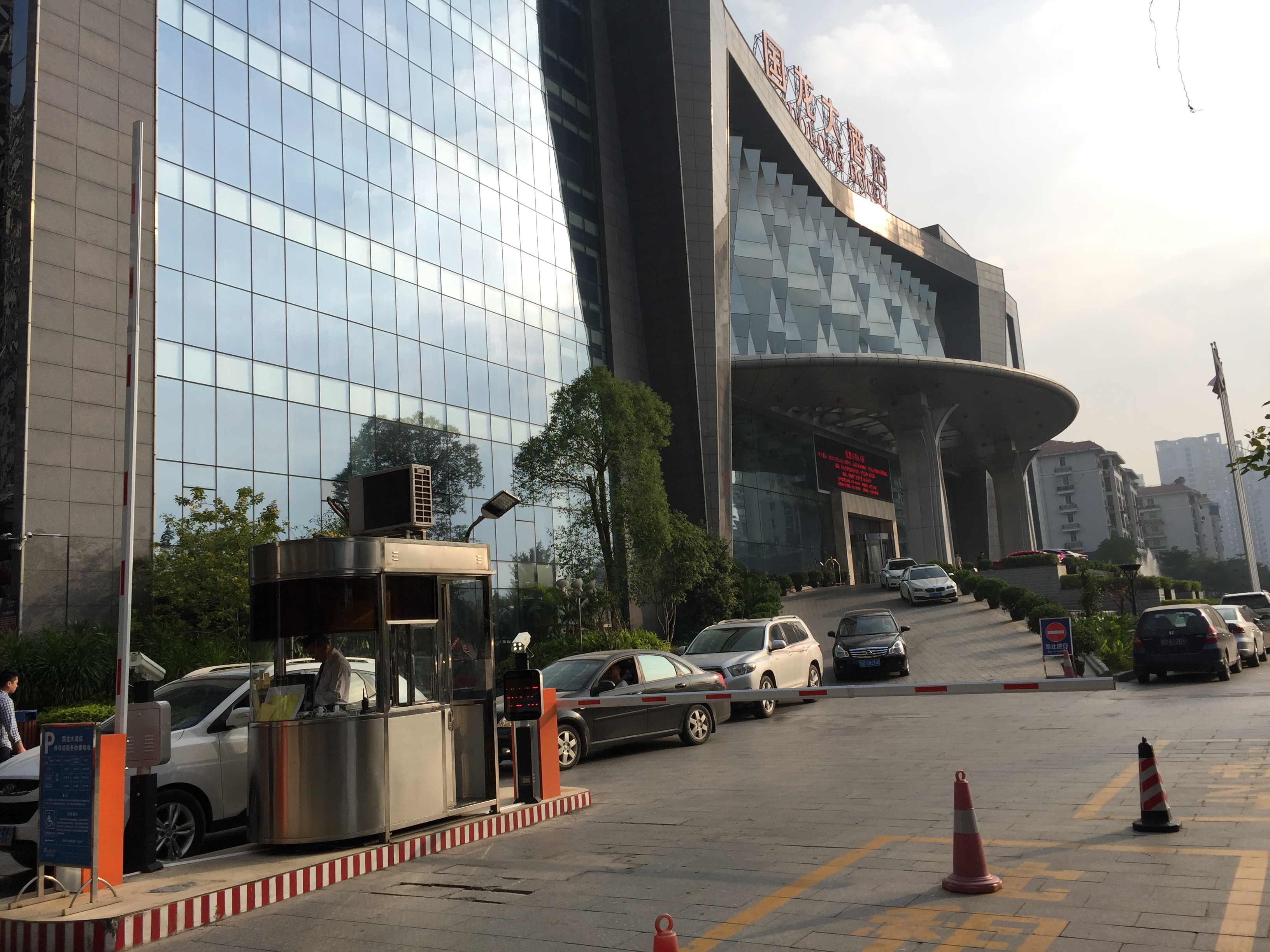 梧州出安智能道閘進(jìn)駐梧州國(guó)龍大酒店西門(mén)