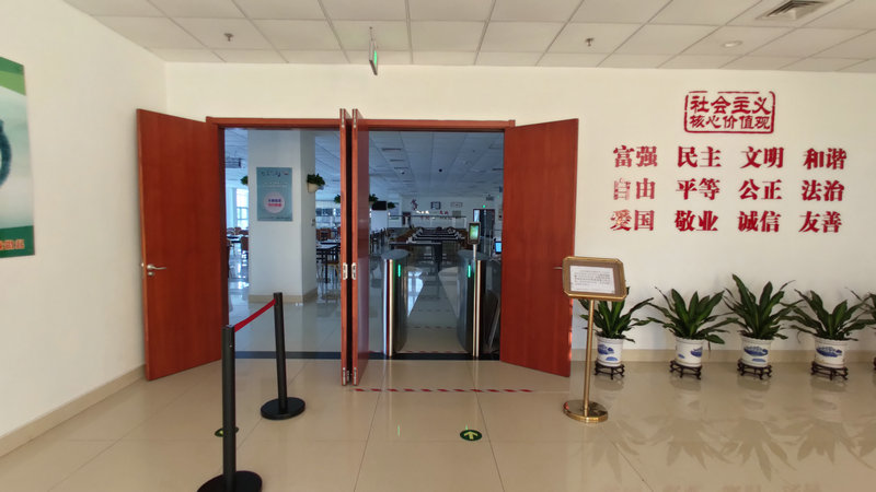 單位餐廳為什么安裝刷卡刷臉通道閘機(jī)