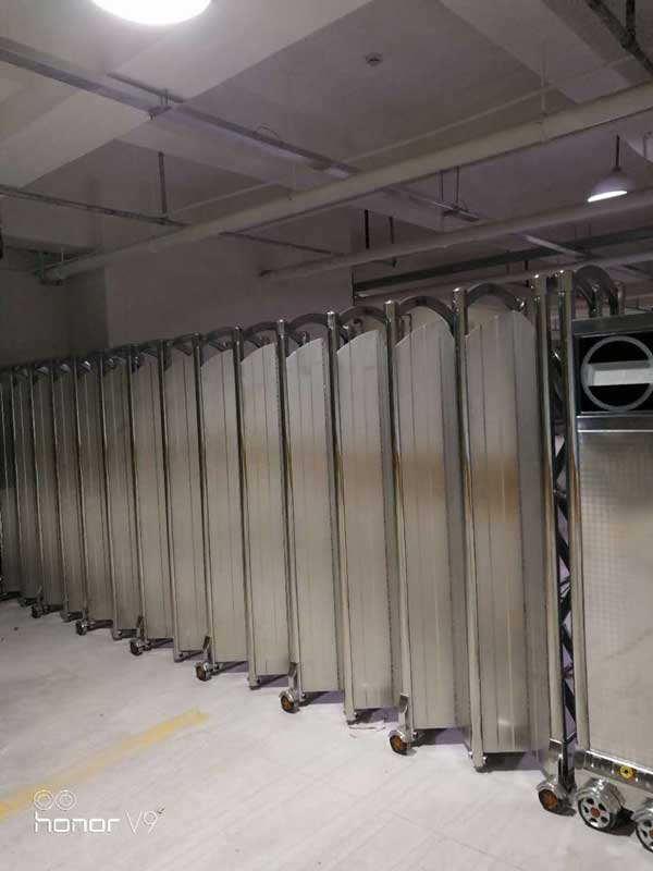 廣安好人家購物中心停車場電動(dòng)伸縮門案例 - 中出網(wǎng)-智能出入口門戶