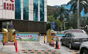 汕尾出安智能廣告道閘駐守在汕尾第一城大門(mén)口