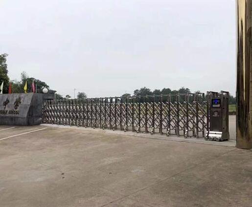 鷹潭市實驗中學(xué)伸縮門案例 - 中出網(wǎng)-智能出入口門戶