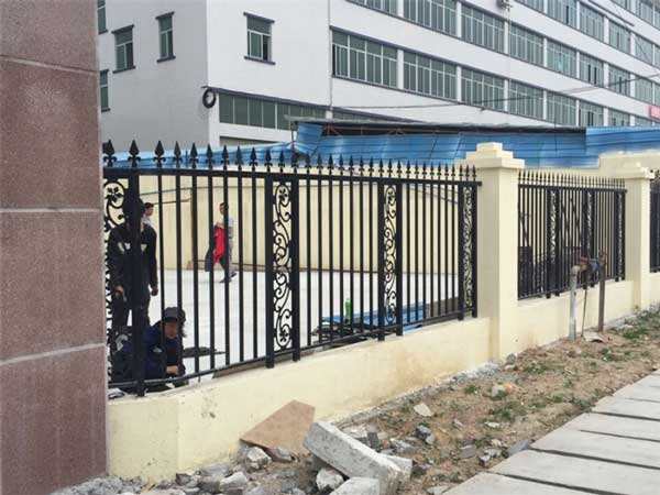 雞西綠海小區(qū)圍墻護欄案例 - 中出網-智能出入口門戶