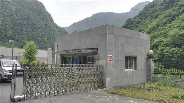 雅安四川川投田灣河開發(fā)有限責(zé)任公司伸縮門案例 - 中出網(wǎng)-智能出入口門戶