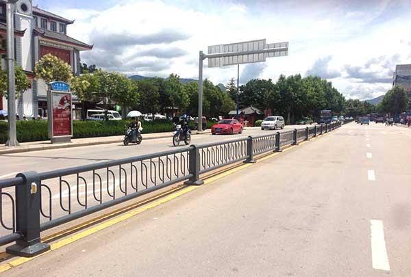 慶賀麗江出安智能道路護欄進駐麗江街道