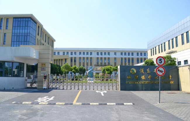 浦東施灣鎮(zhèn)中心小學(xué)伸縮門案例 - 中出網(wǎng)-智能出入口門戶