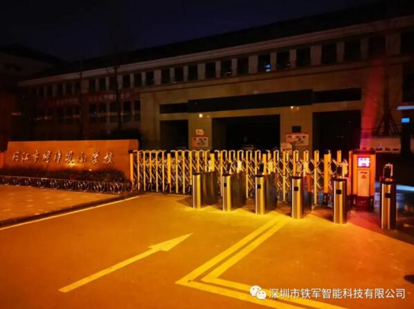 內江市桐梓壩小學校應用鐵軍智能人臉識別斜面圓弧翼閘案例