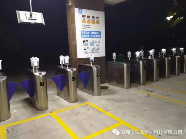 陜西省寶雞中學(xué)應(yīng)用鐵軍智能測(cè)溫人臉識(shí)別翼閘