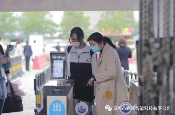 “鐵軍智能”通道閘設備集成紅外測溫、人臉識別、人證比對等先進技術