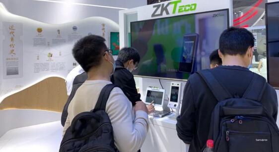 ID860（左）、ID700-C（右）兩款主打明星款人證核驗智能終端亮相展區(qū)