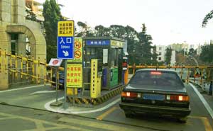 云南財經(jīng)大學(xué)車牌識別系統(tǒng)案例 - 中出網(wǎng)-智能出入口門戶