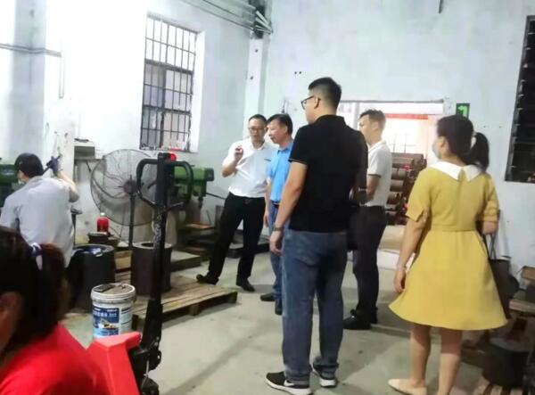 廣東職業(yè)技術(shù)學(xué)院輕工與材料學(xué)院馮書記對公司提出了許多寶貴的建議