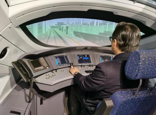 李德紘院士在和諧號CRH3型動車組模擬駕駛室試駕體驗(yàn)