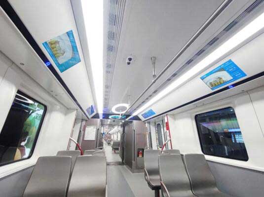 在十八號(hào)線的各車站的出入口、站廳、站臺(tái)門(mén)、車廂內(nèi)均安裝不同類型的電子信息屏