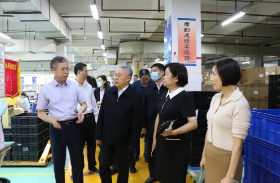 在陳董、湯總等公司領(lǐng)導(dǎo)的陪同下，趙常委一行先后參觀了立林生產(chǎn)車間和實驗室