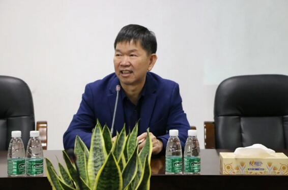 在陳董、鐘總等公司領(lǐng)導(dǎo)的陪同下，張區(qū)長(zhǎng)一行先后參觀了立林生產(chǎn)車間和實(shí)驗(yàn)室