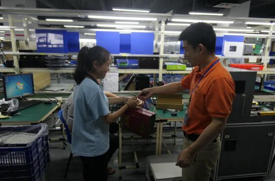 立林制造中心組織開展送禮盒、包粽子系列活動(dòng)