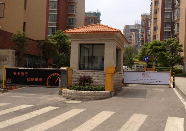 貴州圣泉流云花園廣告道閘案例 - 中出網(wǎng)-智能出入口門(mén)戶