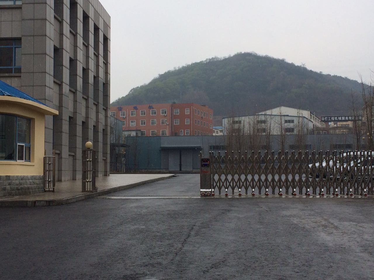 大連甘井子區(qū)棠梨溝灤壇科技公司電動伸縮門案例 - 中出網(wǎng)-智能出入口門戶