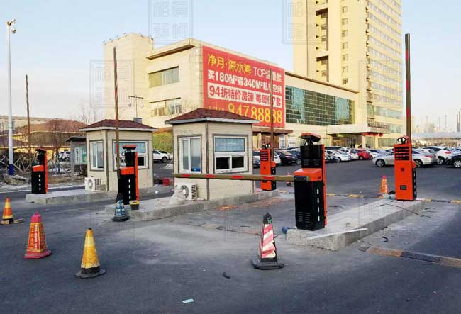 吉林省長(zhǎng)春市會(huì)展中心兩進(jìn)三出停車場(chǎng)系統(tǒng)案例 - 中出網(wǎng)-智能出入口門戶