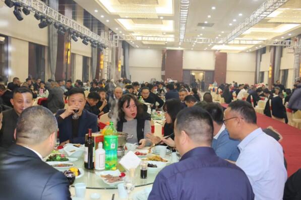 丹特斯再次感謝年會所有工作人員的辛勞付出！